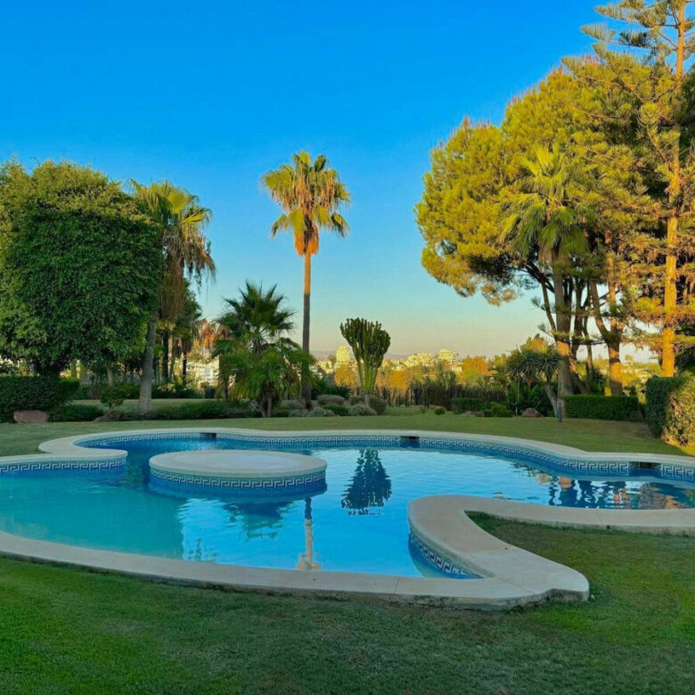 FOR SALE 🏡 Private Four-Bedroom Villa with Sea Views on a Flat Plot – Monte Biarritz, Estepona 🇪🇸