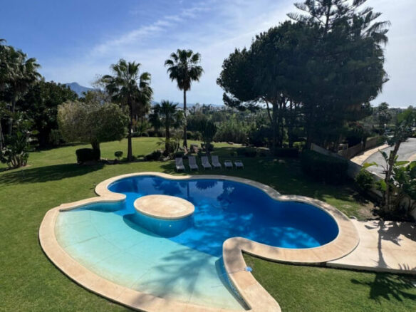 FOR SALE 🏡 Private Four-Bedroom Villa with Sea Views on a Flat Plot – Monte Biarritz, Estepona 🇪🇸