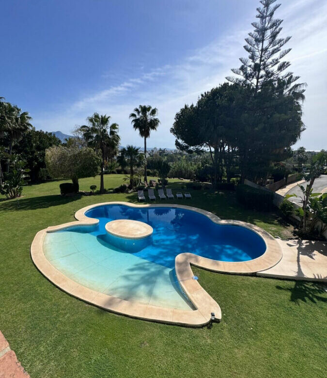 FOR SALE 🏡 Private Four-Bedroom Villa with Sea Views on a Flat Plot – Monte Biarritz, Estepona 🇪🇸