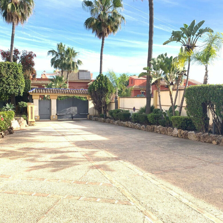 FOR SALE 🏡 Private Four-Bedroom Villa with Sea Views on a Flat Plot – Monte Biarritz, Estepona 🇪🇸