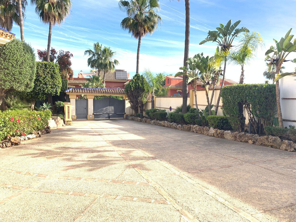 FOR SALE 🏡 Private Four-Bedroom Villa with Sea Views on a Flat Plot – Monte Biarritz, Estepona 🇪🇸