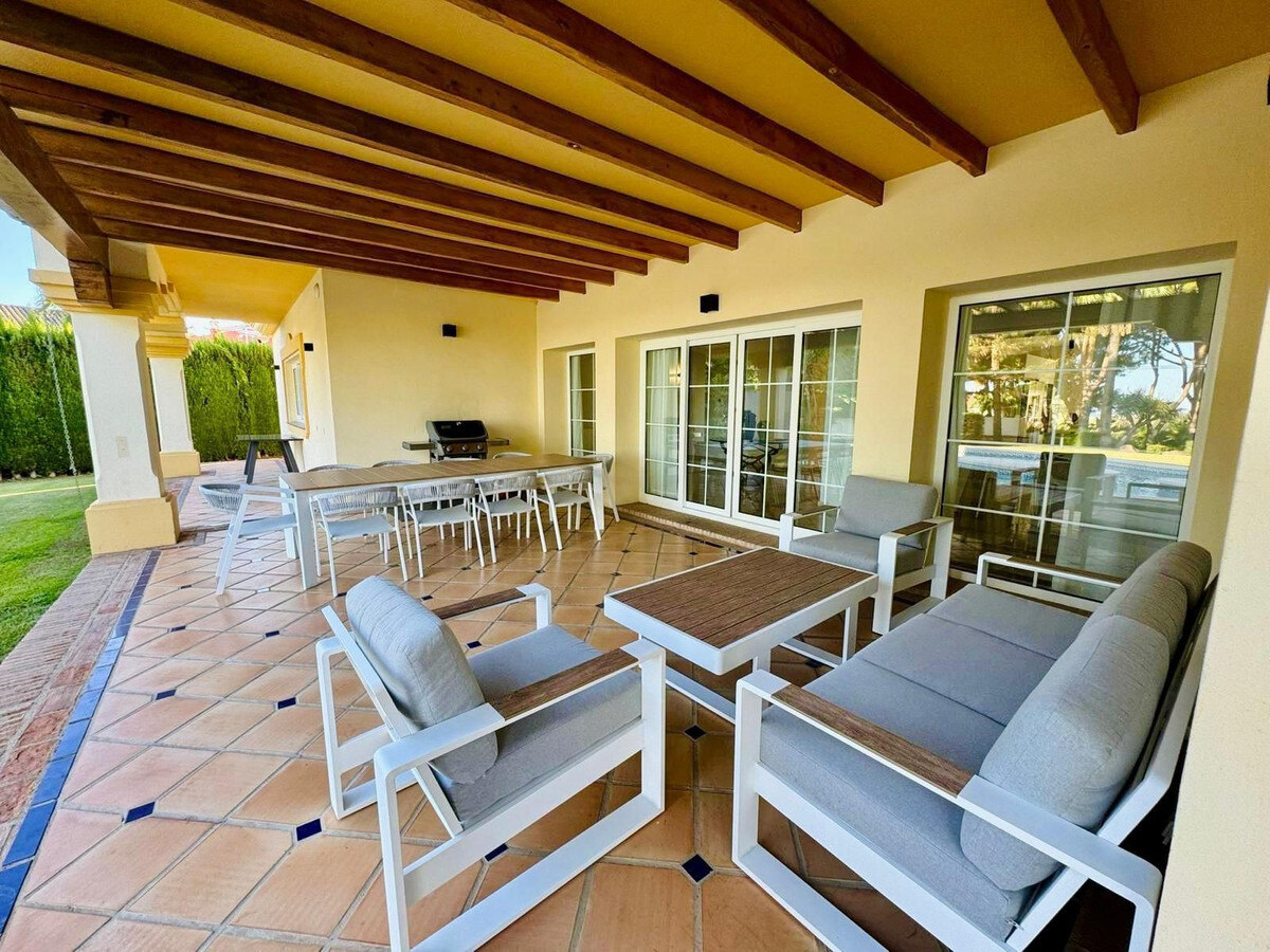 FOR SALE 🏡 Private Four-Bedroom Villa with Sea Views on a Flat Plot – Monte Biarritz, Estepona 🇪🇸