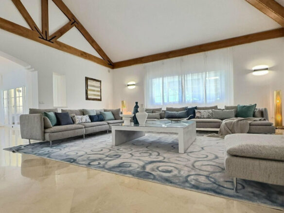 FOR SALE 🏡 Private Four-Bedroom Villa with Sea Views on a Flat Plot – Monte Biarritz, Estepona 🇪🇸