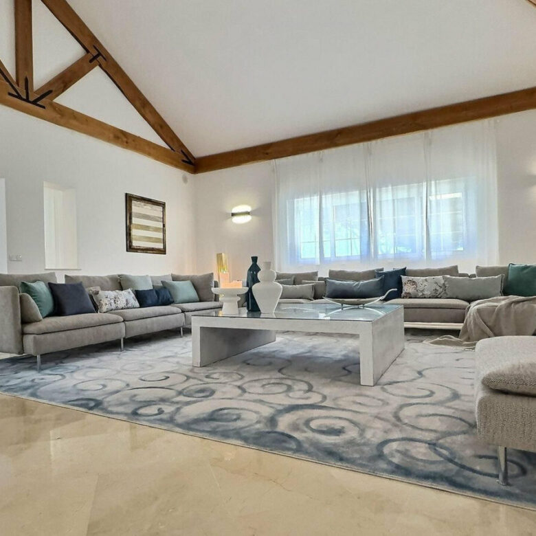 FOR SALE 🏡 Private Four-Bedroom Villa with Sea Views on a Flat Plot – Monte Biarritz, Estepona 🇪🇸