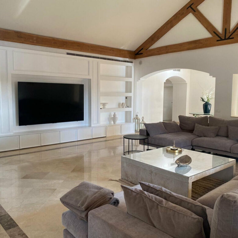 FOR SALE 🏡 Private Four-Bedroom Villa with Sea Views on a Flat Plot – Monte Biarritz, Estepona 🇪🇸