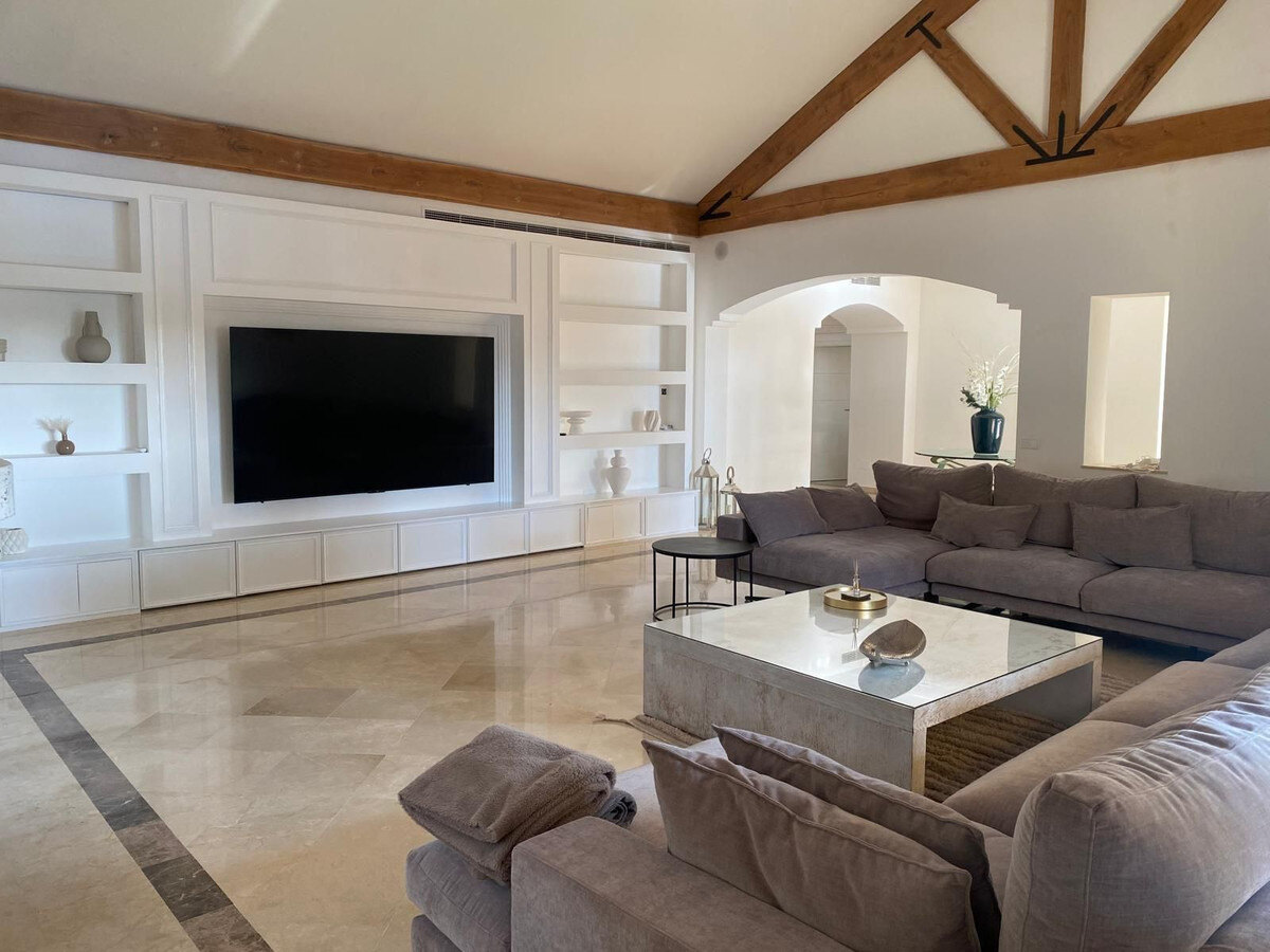 FOR SALE 🏡 Private Four-Bedroom Villa with Sea Views on a Flat Plot – Monte Biarritz, Estepona 🇪🇸