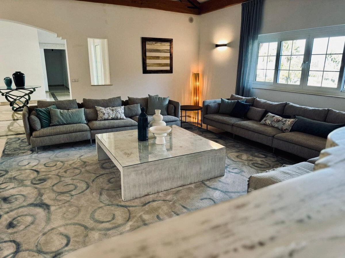 FOR SALE 🏡 Private Four-Bedroom Villa with Sea Views on a Flat Plot – Monte Biarritz, Estepona 🇪🇸
