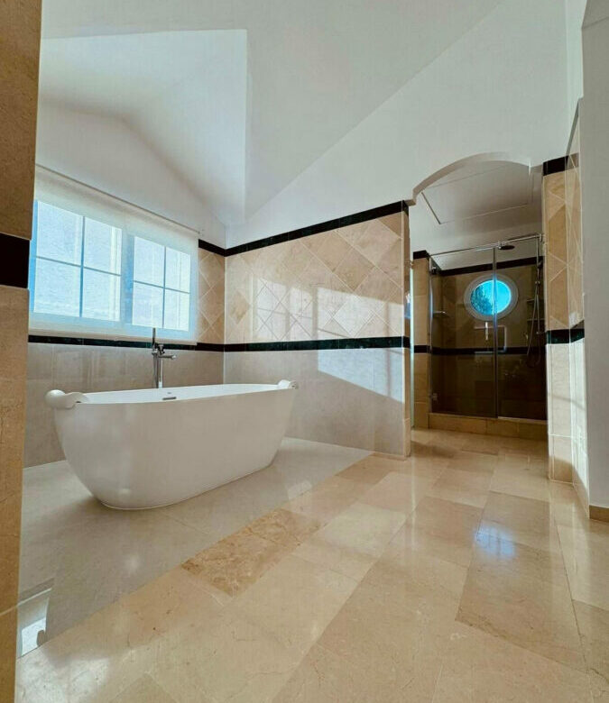 FOR SALE 🏡 Private Four-Bedroom Villa with Sea Views on a Flat Plot – Monte Biarritz, Estepona 🇪🇸
