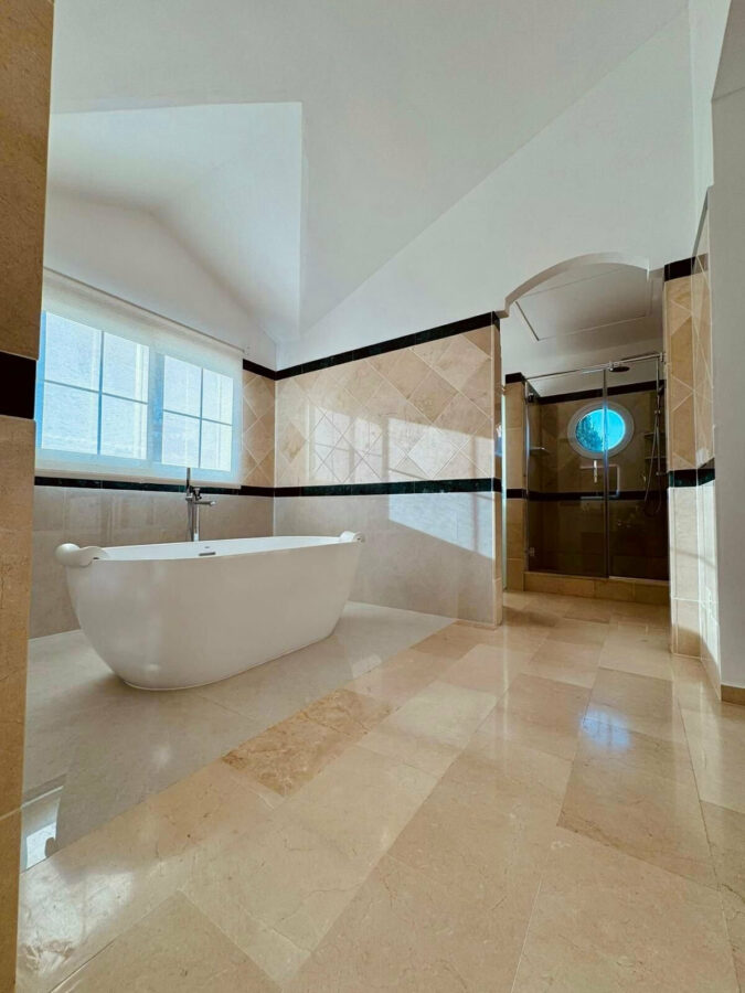 FOR SALE 🏡 Private Four-Bedroom Villa with Sea Views on a Flat Plot – Monte Biarritz, Estepona 🇪🇸
