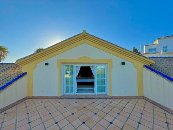 FOR SALE 🏡 Private Four-Bedroom Villa with Sea Views on a Flat Plot – Monte Biarritz, Estepona 🇪🇸