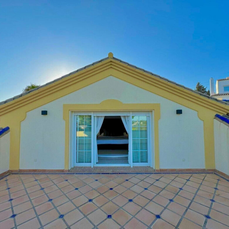 FOR SALE 🏡 Private Four-Bedroom Villa with Sea Views on a Flat Plot – Monte Biarritz, Estepona 🇪🇸