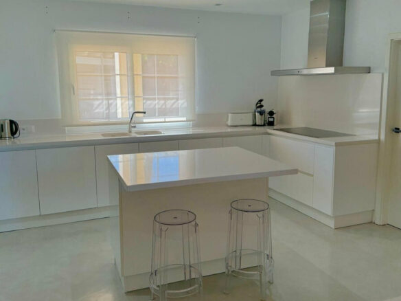 FOR SALE 🏡 Private Four-Bedroom Villa with Sea Views on a Flat Plot – Monte Biarritz, Estepona 🇪🇸