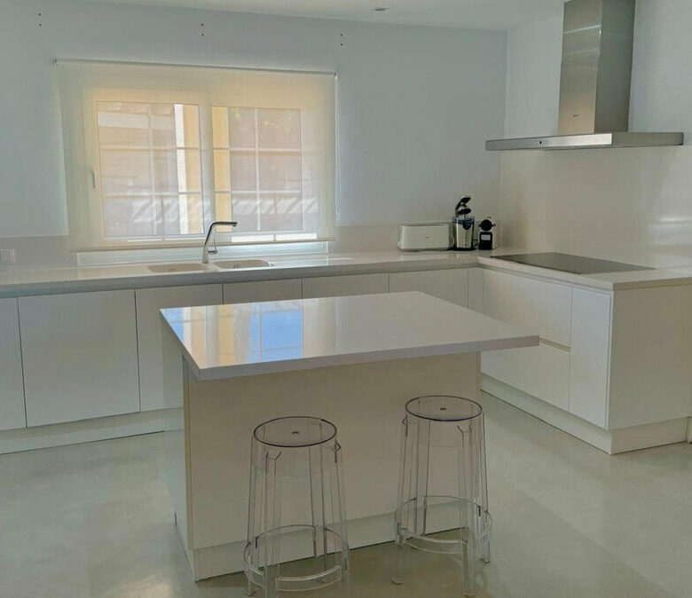 FOR SALE 🏡 Private Four-Bedroom Villa with Sea Views on a Flat Plot – Monte Biarritz, Estepona 🇪🇸