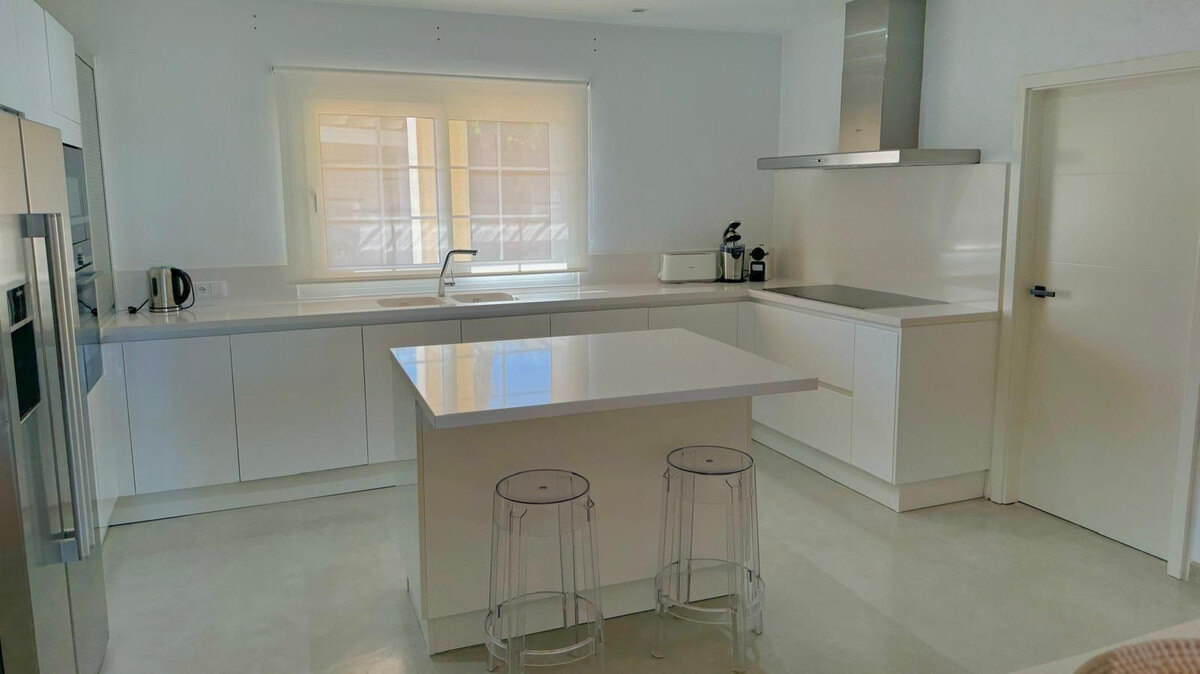 FOR SALE 🏡 Private Four-Bedroom Villa with Sea Views on a Flat Plot – Monte Biarritz, Estepona 🇪🇸