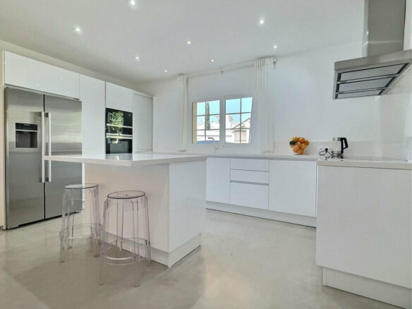 FOR SALE 🏡 Private Four-Bedroom Villa with Sea Views on a Flat Plot – Monte Biarritz, Estepona 🇪🇸