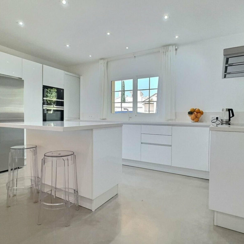 FOR SALE 🏡 Private Four-Bedroom Villa with Sea Views on a Flat Plot – Monte Biarritz, Estepona 🇪🇸