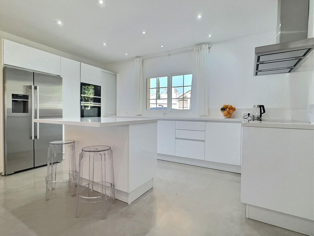 FOR SALE 🏡 Private Four-Bedroom Villa with Sea Views on a Flat Plot – Monte Biarritz, Estepona 🇪🇸