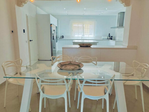 FOR SALE 🏡 Private Four-Bedroom Villa with Sea Views on a Flat Plot – Monte Biarritz, Estepona 🇪🇸