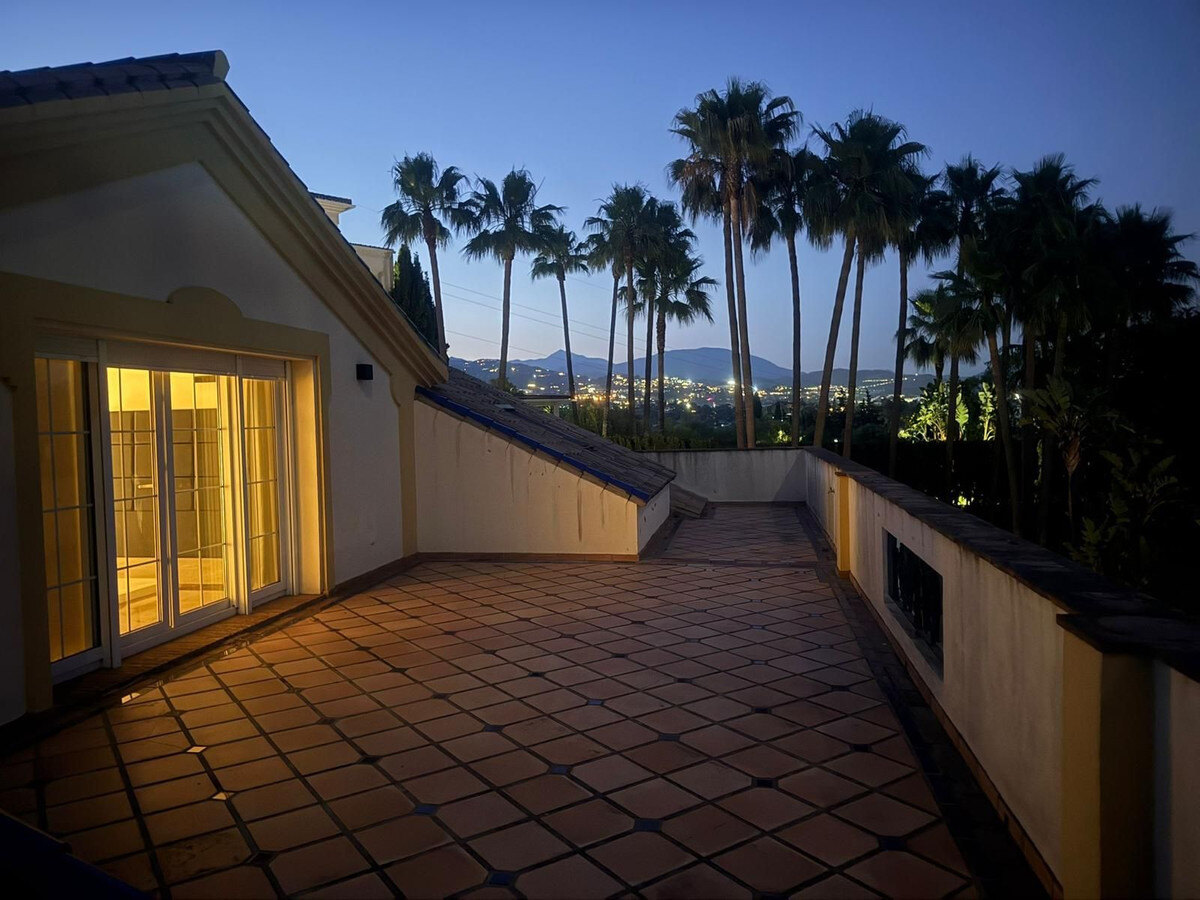 FOR SALE 🏡 Private Four-Bedroom Villa with Sea Views on a Flat Plot – Monte Biarritz, Estepona 🇪🇸
