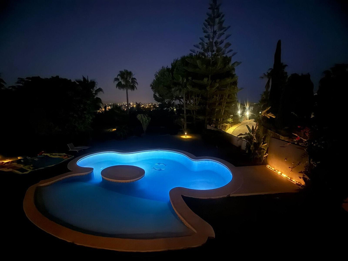 FOR SALE 🏡 Private Four-Bedroom Villa with Sea Views on a Flat Plot – Monte Biarritz, Estepona 🇪🇸