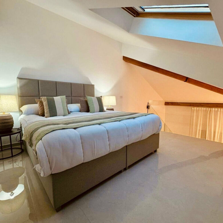 FOR SALE 🏡 Private Four-Bedroom Villa with Sea Views on a Flat Plot – Monte Biarritz, Estepona 🇪🇸
