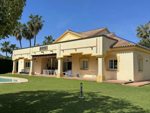 FOR SALE 🏡 Private Four-Bedroom Villa with Sea Views on a Flat Plot – Monte Biarritz, Estepona 🇪🇸