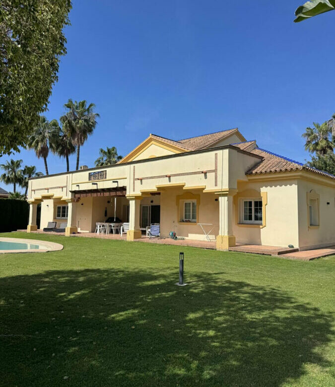 FOR SALE 🏡 Private Four-Bedroom Villa with Sea Views on a Flat Plot – Monte Biarritz, Estepona 🇪🇸
