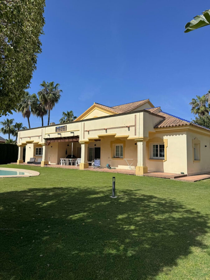 FOR SALE 🏡 Private Four-Bedroom Villa with Sea Views on a Flat Plot – Monte Biarritz, Estepona 🇪🇸