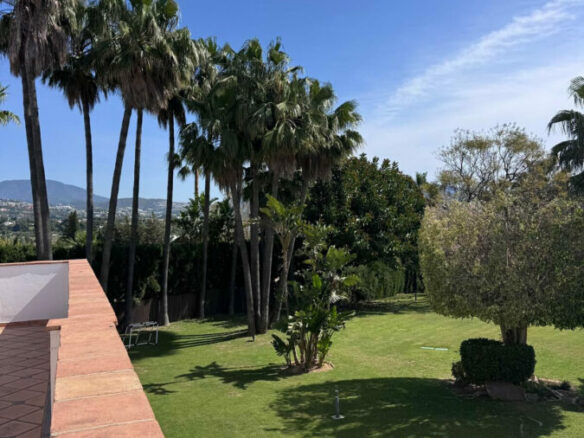 FOR SALE 🏡 Private Four-Bedroom Villa with Sea Views on a Flat Plot – Monte Biarritz, Estepona 🇪🇸
