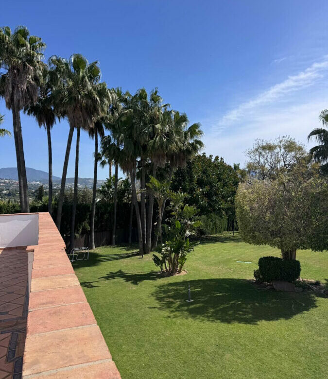 FOR SALE 🏡 Private Four-Bedroom Villa with Sea Views on a Flat Plot – Monte Biarritz, Estepona 🇪🇸