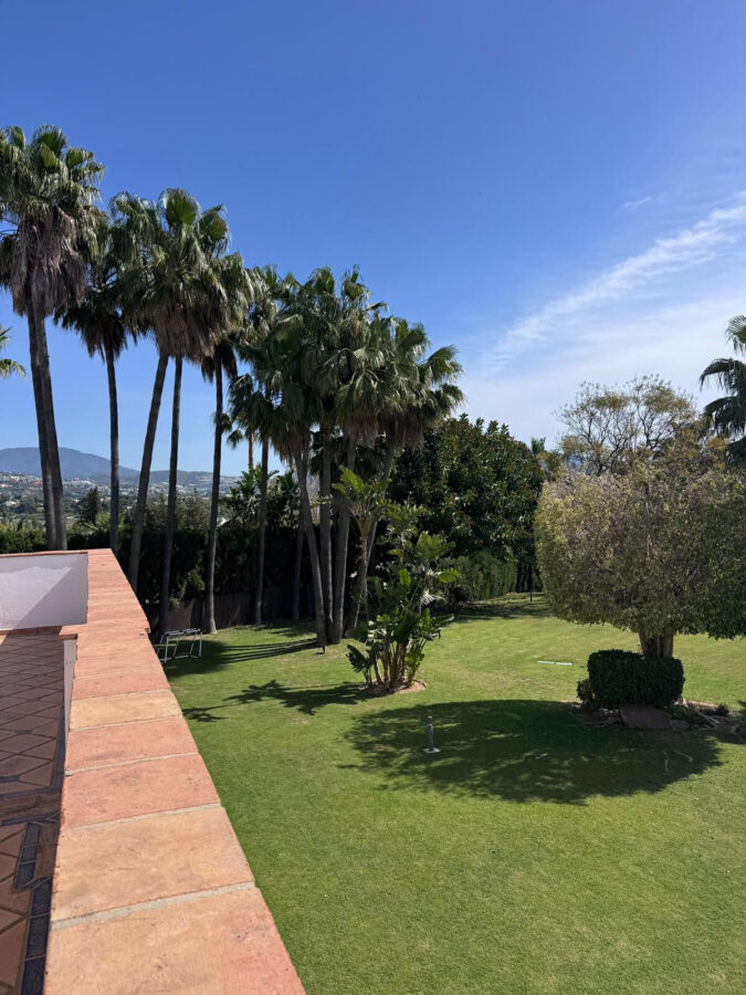 FOR SALE 🏡 Private Four-Bedroom Villa with Sea Views on a Flat Plot – Monte Biarritz, Estepona 🇪🇸