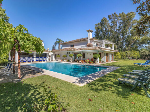 FOR SALE 🏡 Beachside Villa to Renovate One Minute from the Sand – New Golden Mile, Estepona 🇪🇸