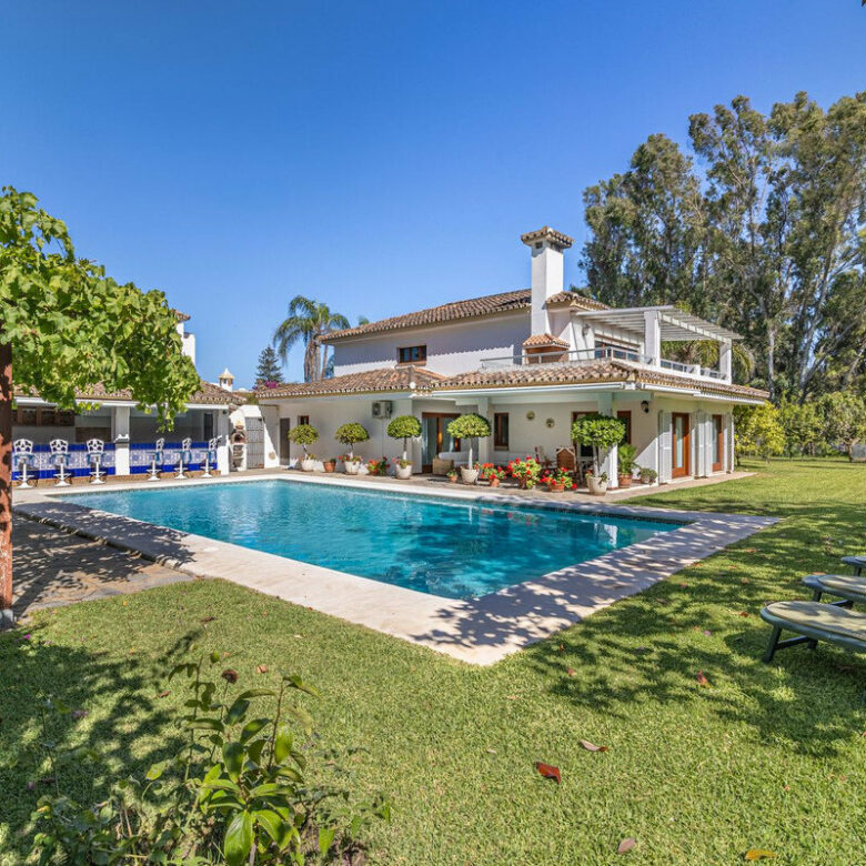 FOR SALE 🏡 Beachside Villa to Renovate One Minute from the Sand – New Golden Mile, Estepona 🇪🇸