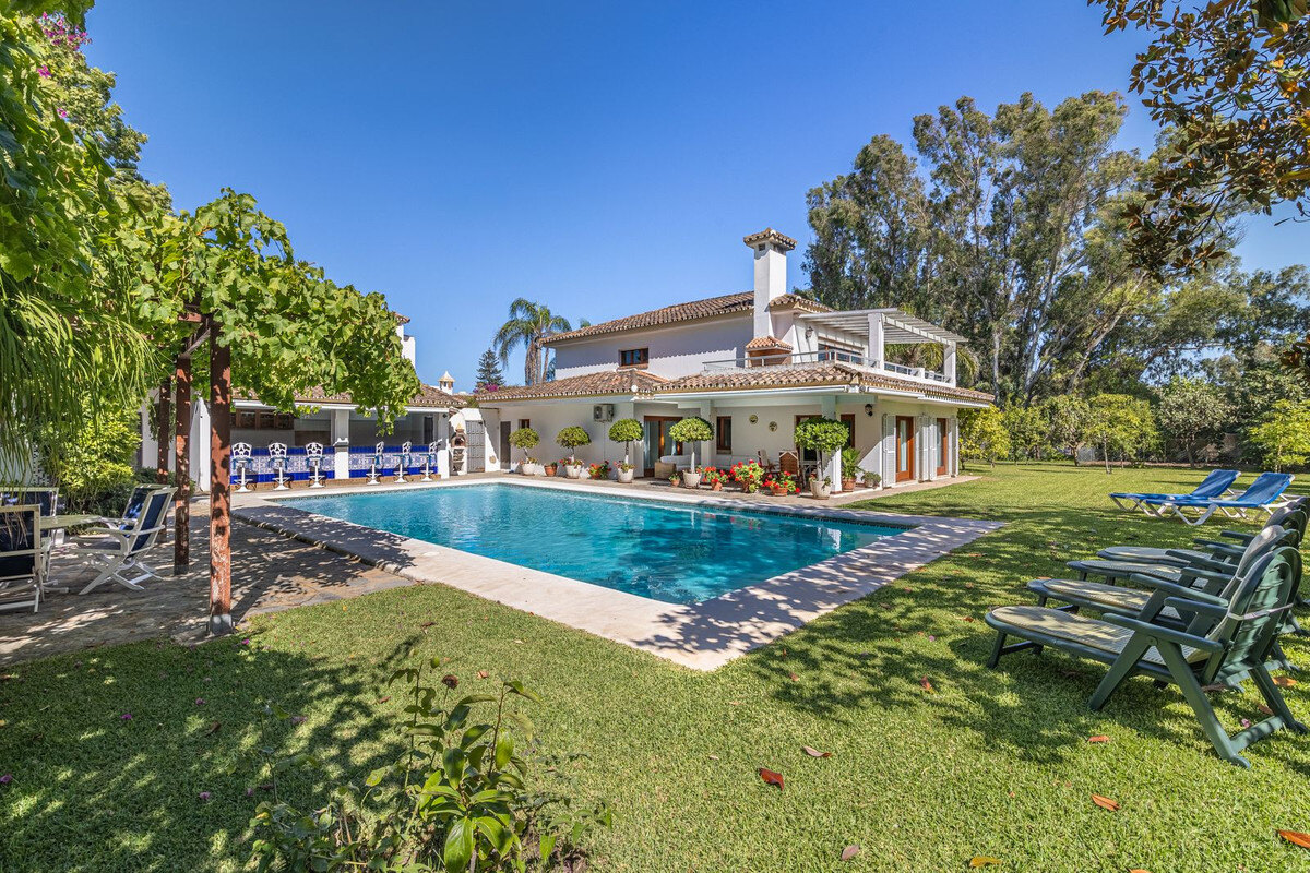 FOR SALE 🏡 Beachside Villa to Renovate One Minute from the Sand – New Golden Mile, Estepona 🇪🇸