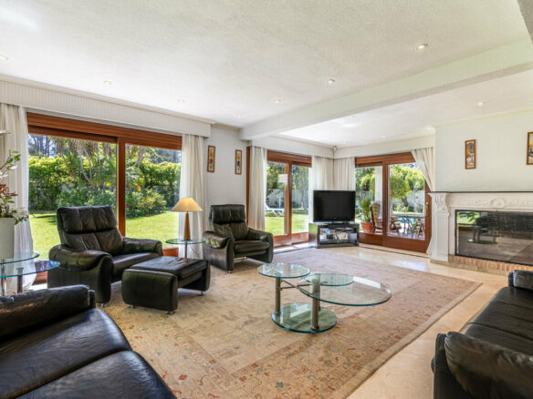 FOR SALE 🏡 Beachside Villa to Renovate One Minute from the Sand – New Golden Mile, Estepona 🇪🇸