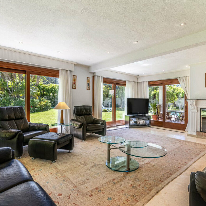 FOR SALE 🏡 Beachside Villa to Renovate One Minute from the Sand – New Golden Mile, Estepona 🇪🇸