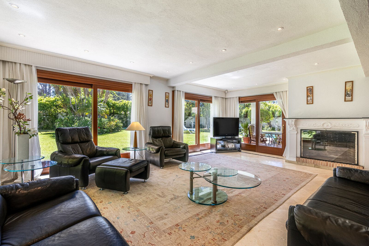 FOR SALE 🏡 Beachside Villa to Renovate One Minute from the Sand – New Golden Mile, Estepona 🇪🇸