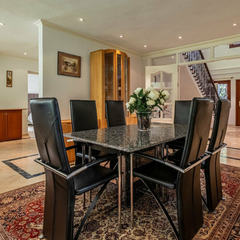 FOR SALE 🏡 Beachside Villa to Renovate One Minute from the Sand – New Golden Mile, Estepona 🇪🇸