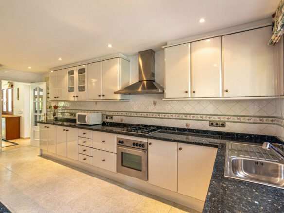FOR SALE 🏡 Beachside Villa to Renovate One Minute from the Sand – New Golden Mile, Estepona 🇪🇸