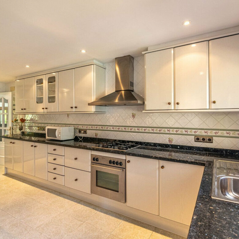 FOR SALE 🏡 Beachside Villa to Renovate One Minute from the Sand – New Golden Mile, Estepona 🇪🇸