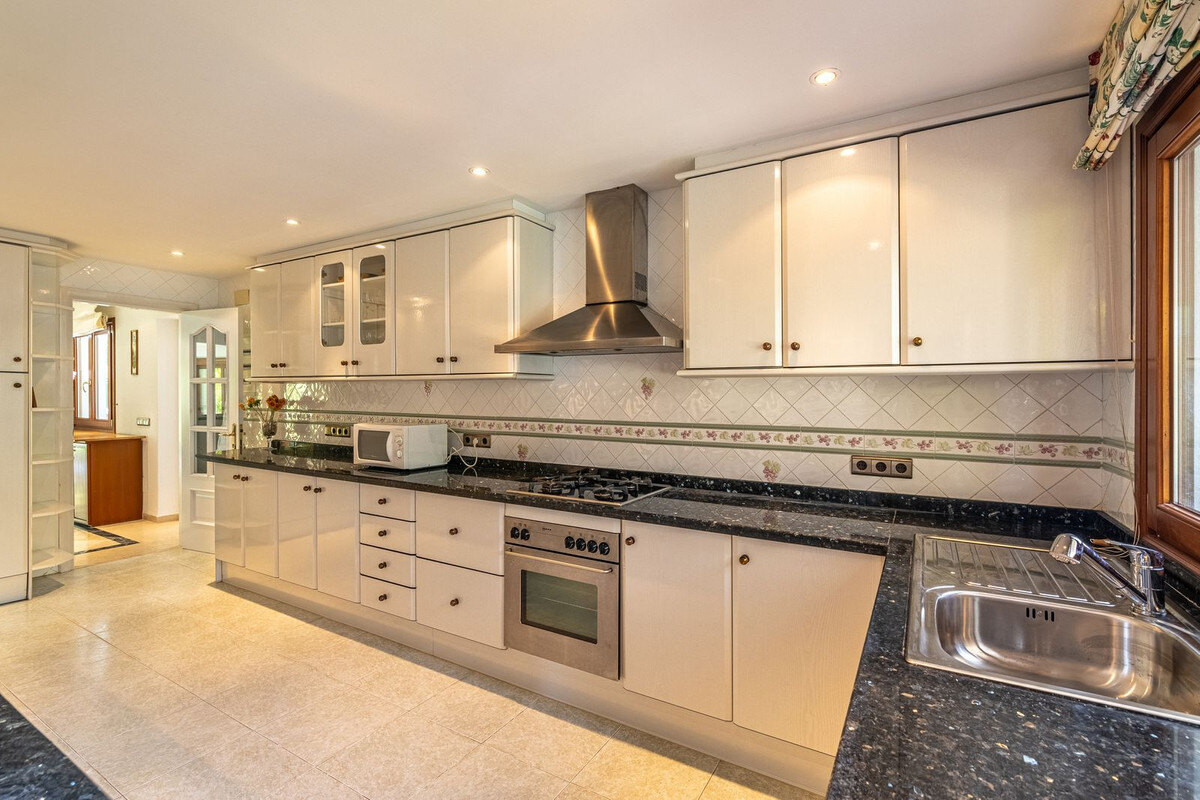 FOR SALE 🏡 Beachside Villa to Renovate One Minute from the Sand – New Golden Mile, Estepona 🇪🇸