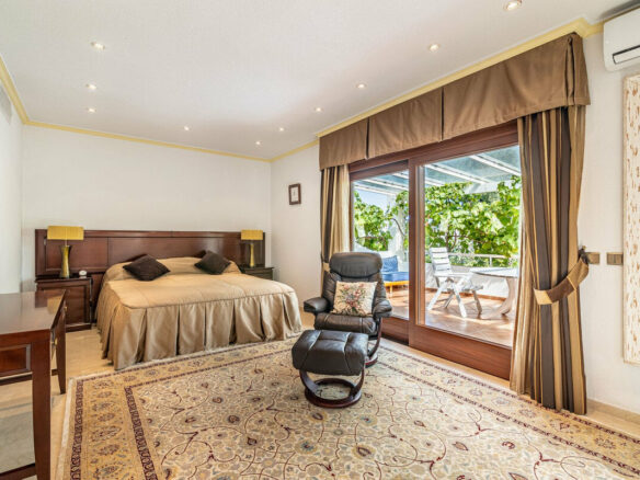 FOR SALE 🏡 Beachside Villa to Renovate One Minute from the Sand – New Golden Mile, Estepona 🇪🇸