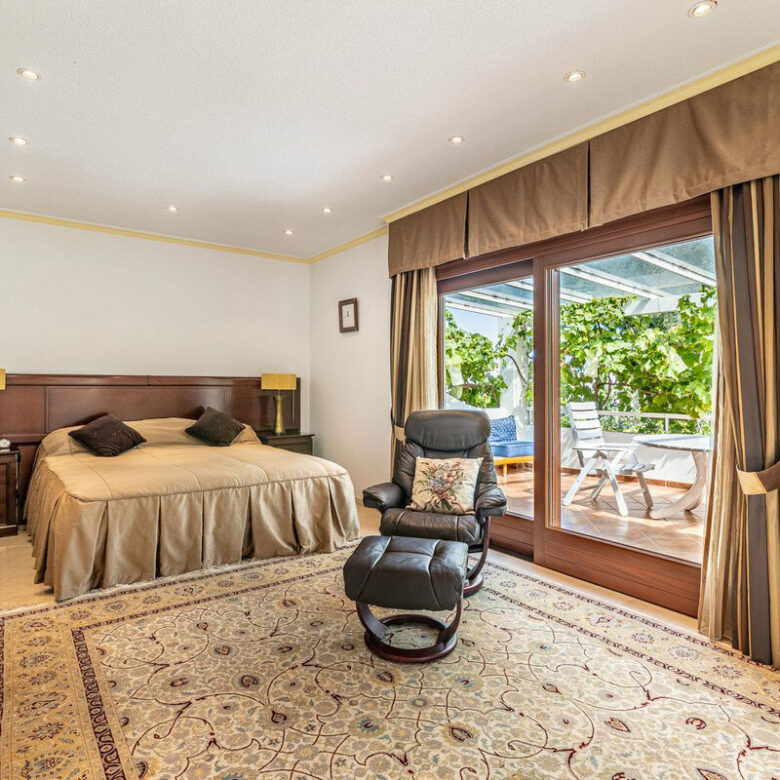 FOR SALE 🏡 Beachside Villa to Renovate One Minute from the Sand – New Golden Mile, Estepona 🇪🇸