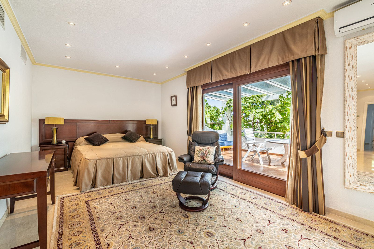 FOR SALE 🏡 Beachside Villa to Renovate One Minute from the Sand – New Golden Mile, Estepona 🇪🇸