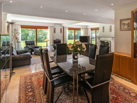 FOR SALE 🏡 Beachside Villa to Renovate One Minute from the Sand – New Golden Mile, Estepona 🇪🇸