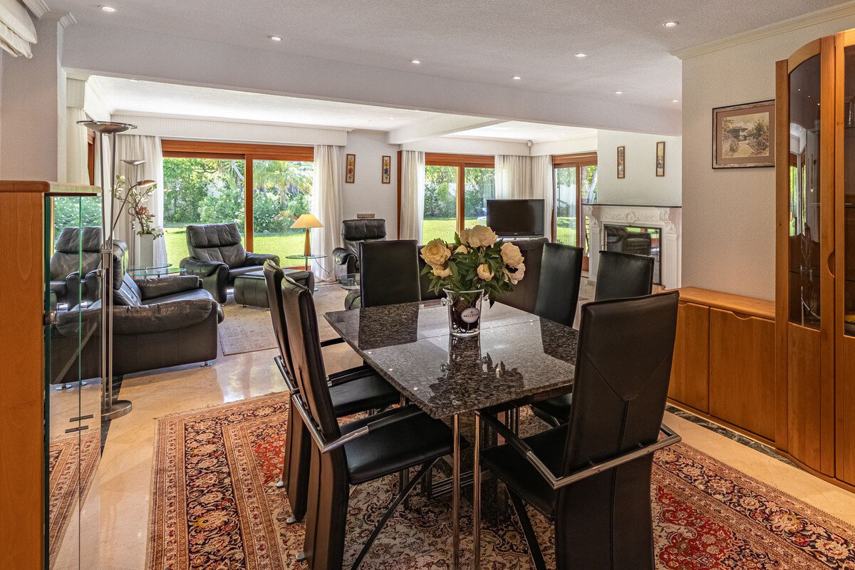 FOR SALE 🏡 Beachside Villa to Renovate One Minute from the Sand – New Golden Mile, Estepona 🇪🇸