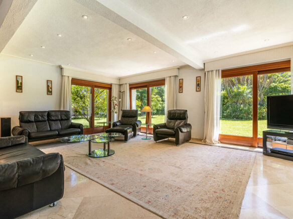 FOR SALE 🏡 Beachside Villa to Renovate One Minute from the Sand – New Golden Mile, Estepona 🇪🇸