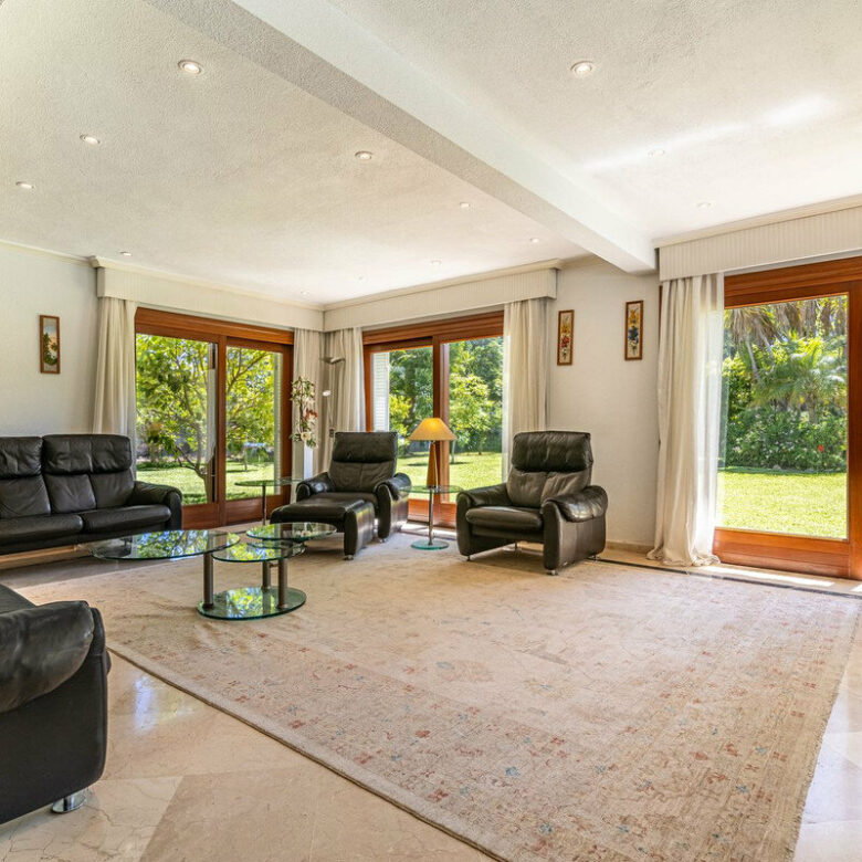 FOR SALE 🏡 Beachside Villa to Renovate One Minute from the Sand – New Golden Mile, Estepona 🇪🇸