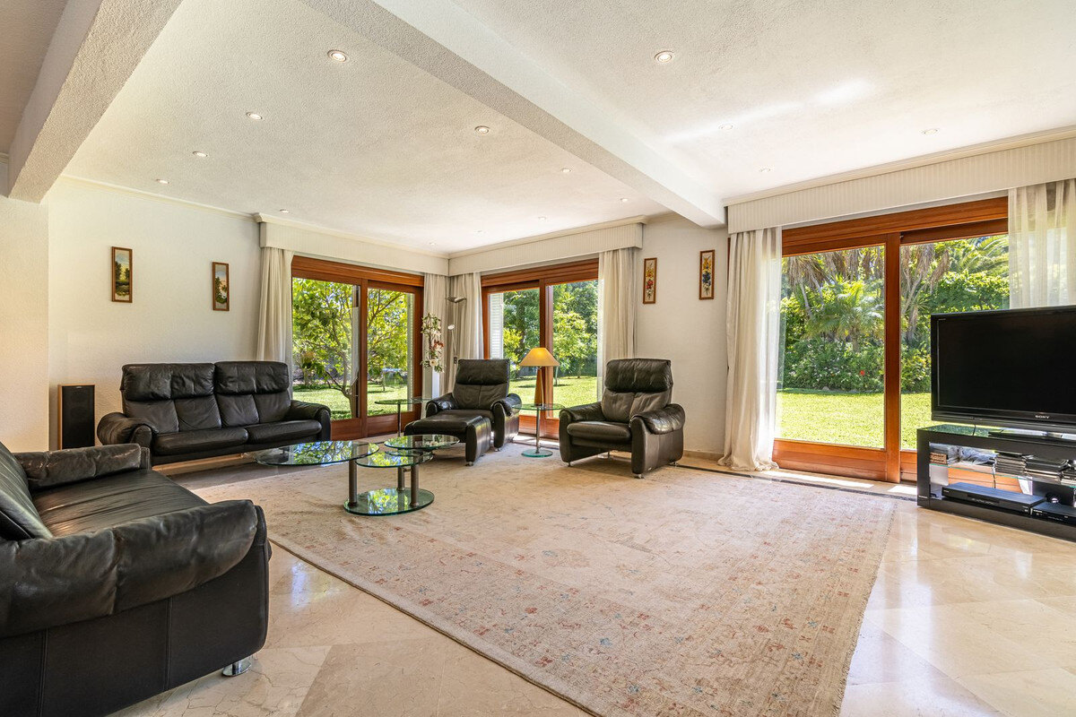 FOR SALE 🏡 Beachside Villa to Renovate One Minute from the Sand – New Golden Mile, Estepona 🇪🇸