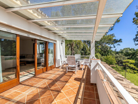 FOR SALE 🏡 Beachside Villa to Renovate One Minute from the Sand – New Golden Mile, Estepona 🇪🇸